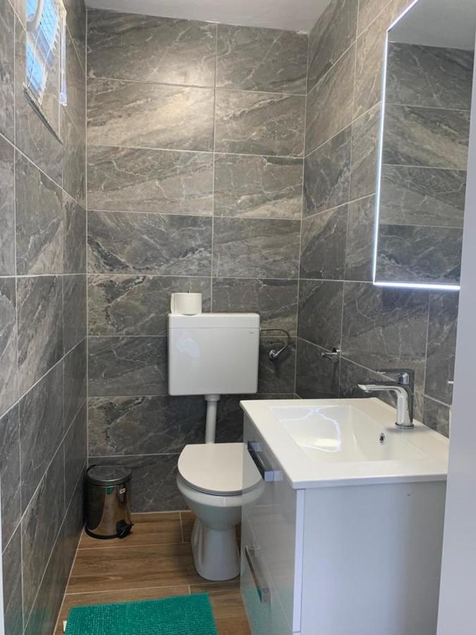 Apartmani Albatros Perusic Bagian luar foto