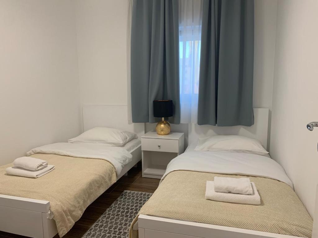 Apartmani Albatros Perusic Bagian luar foto