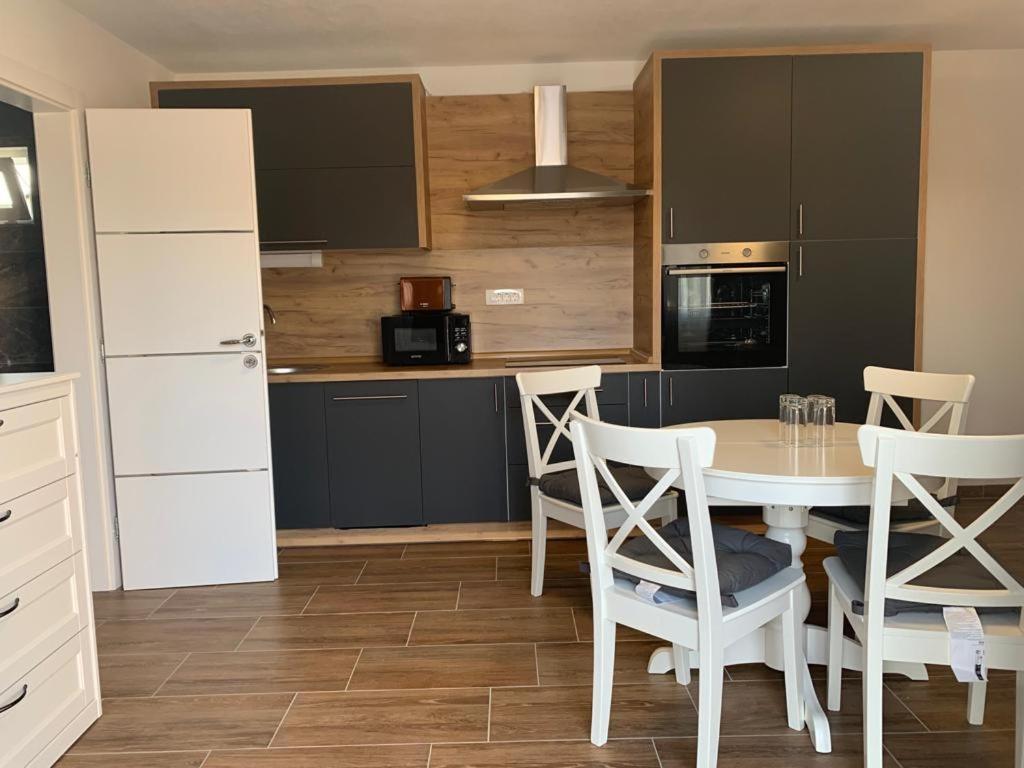 Apartmani Albatros Perusic Bagian luar foto