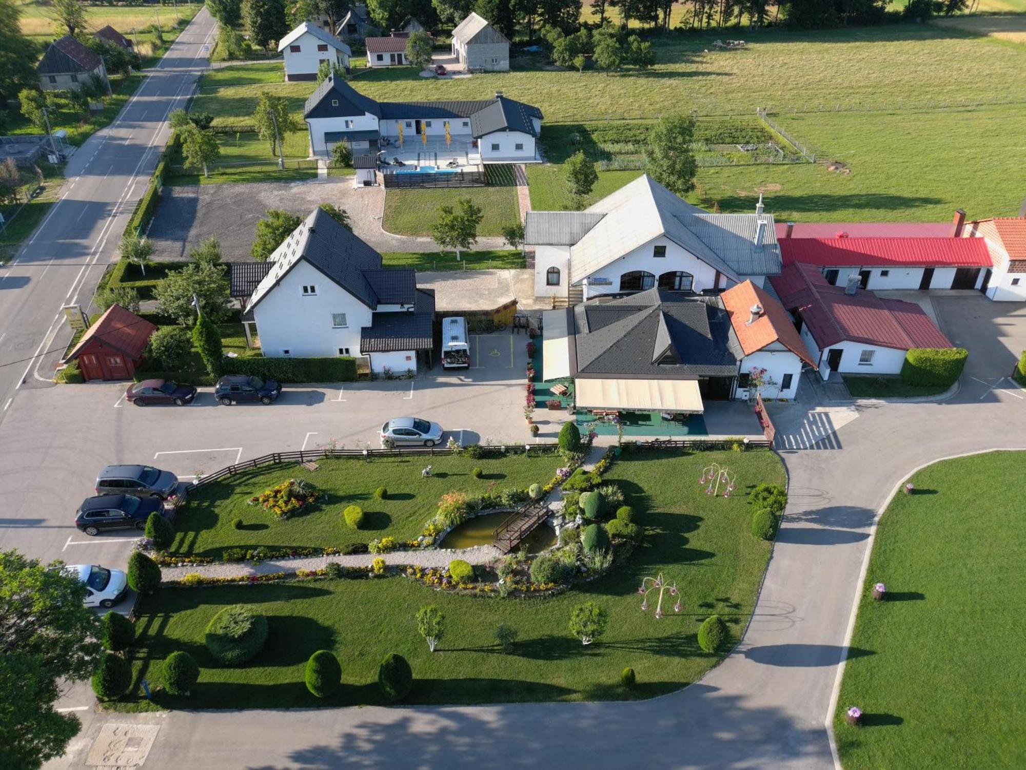 Apartmani Albatros Perusic Bagian luar foto