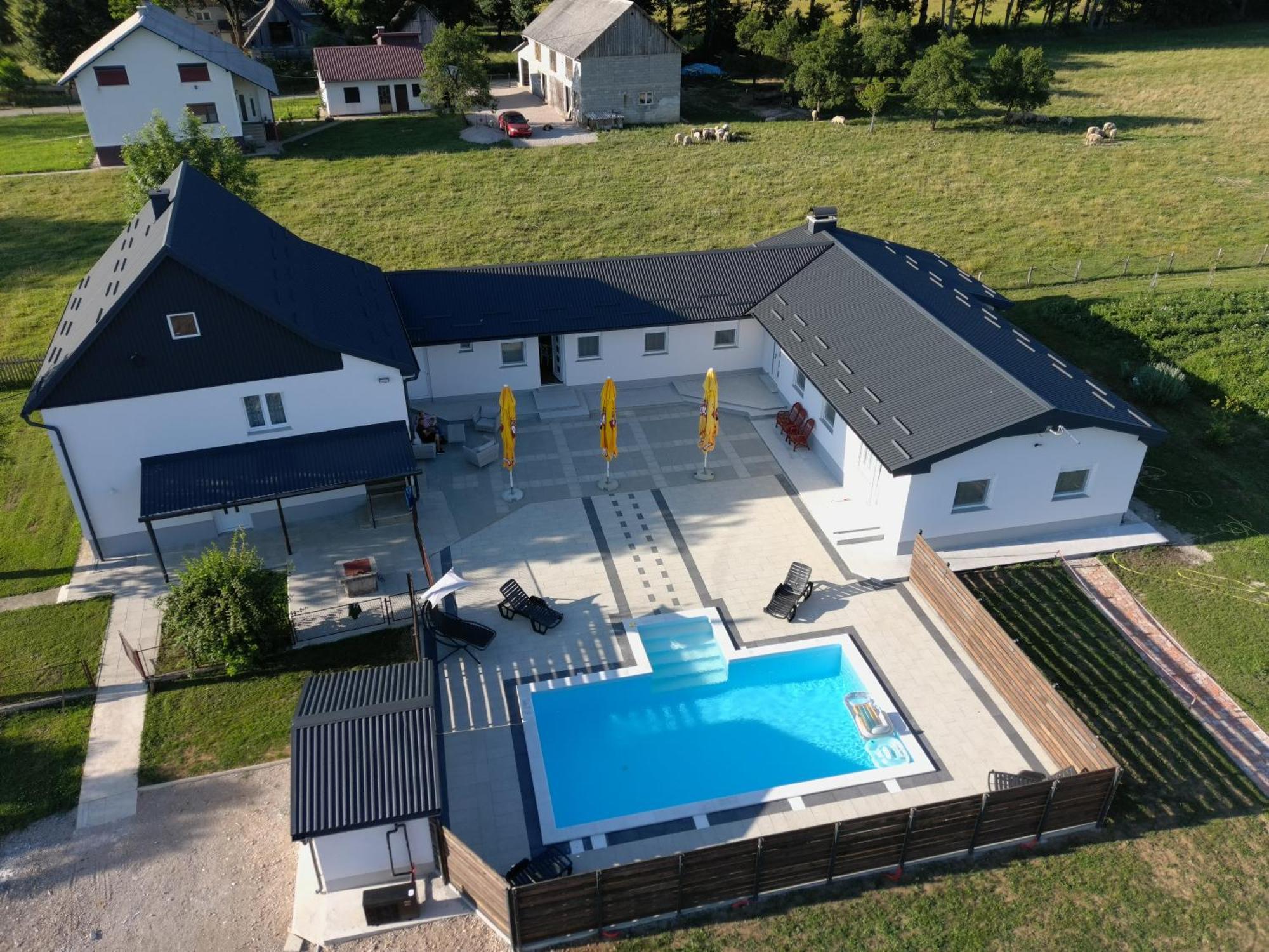 Apartmani Albatros Perusic Bagian luar foto