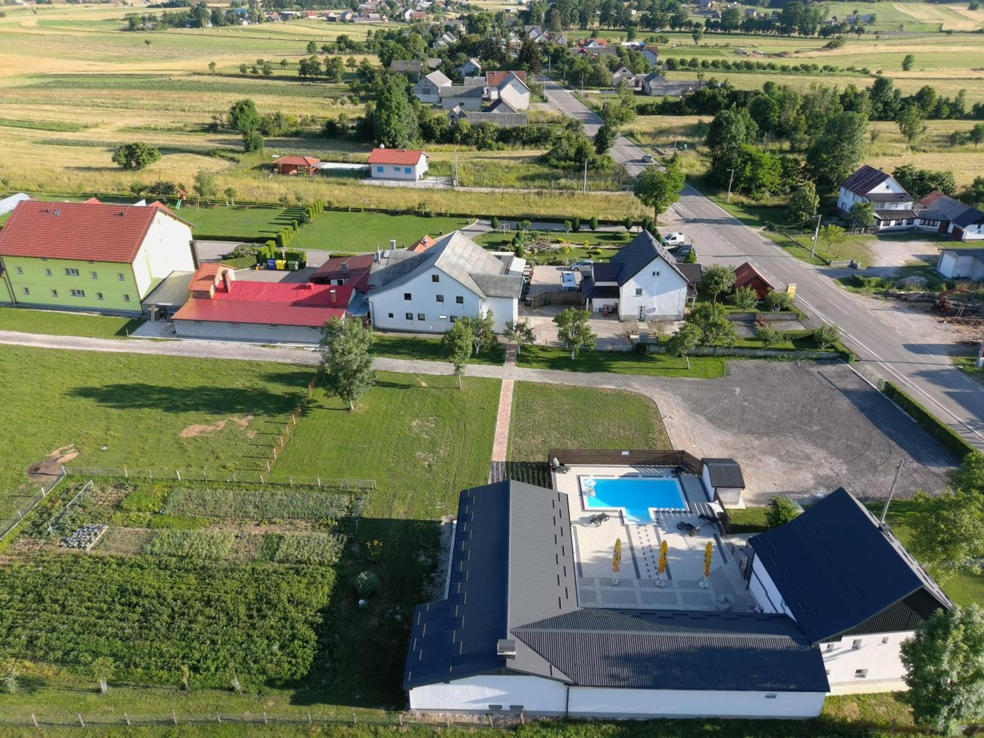 Apartmani Albatros Perusic Bagian luar foto